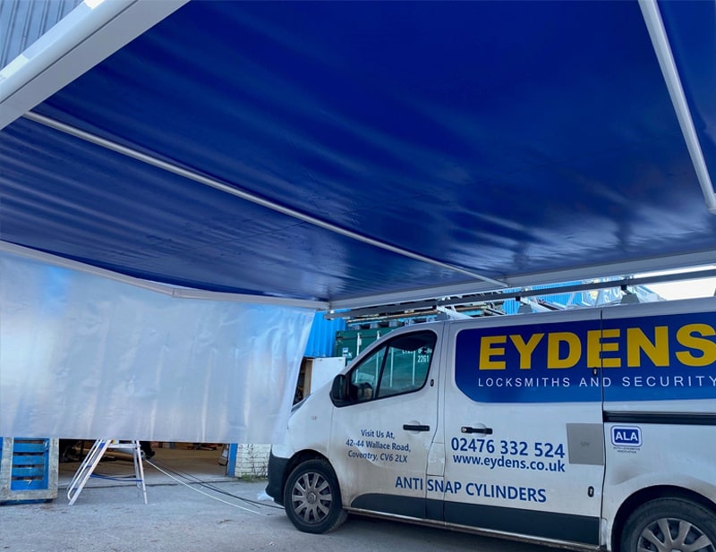 blue renault trafic awning